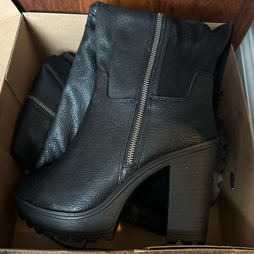 Torrid Knee High side zip Boots Size 9